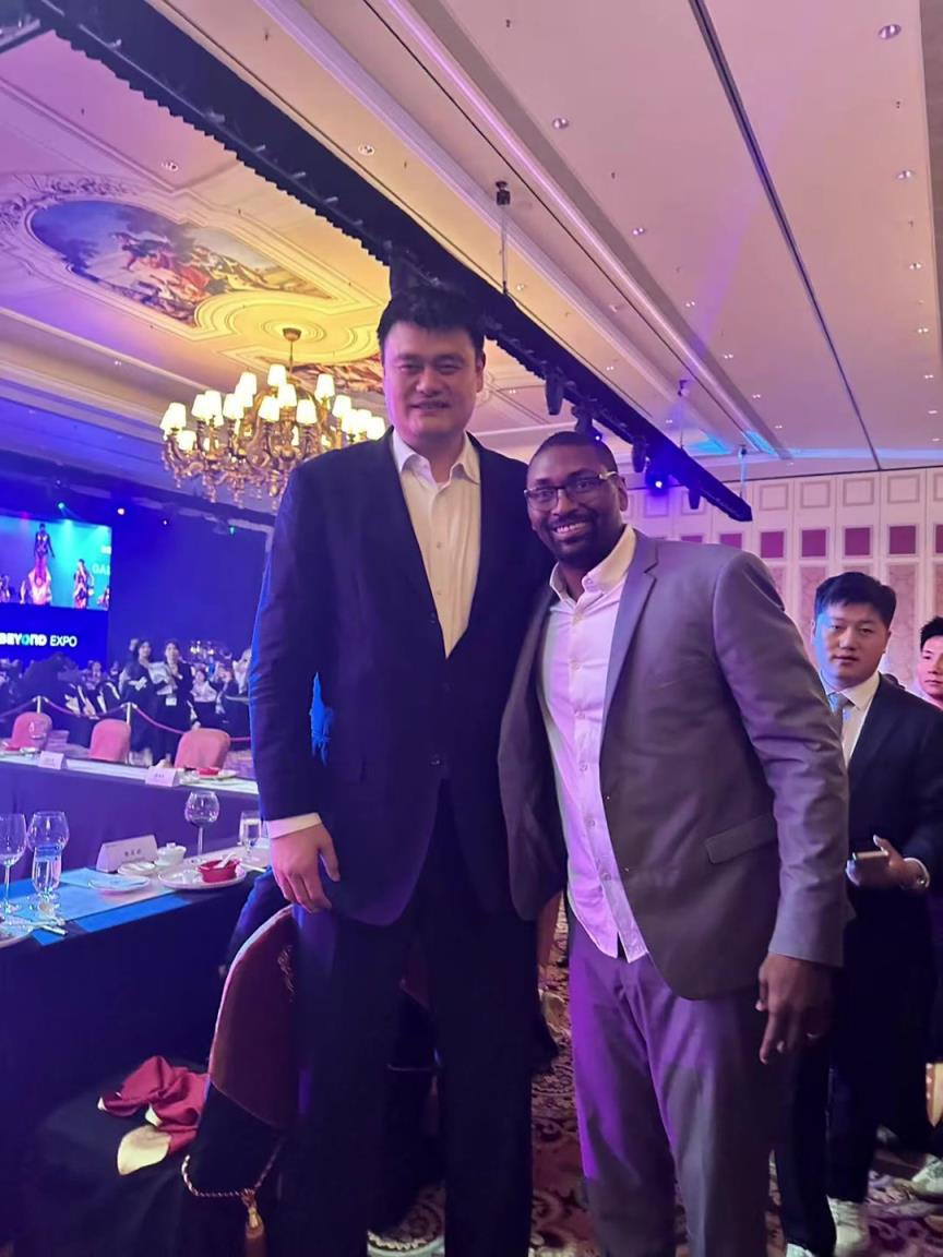 阿泰斯特曬與姚明合照：這是我最喜歡的隊(duì)友 姚??！