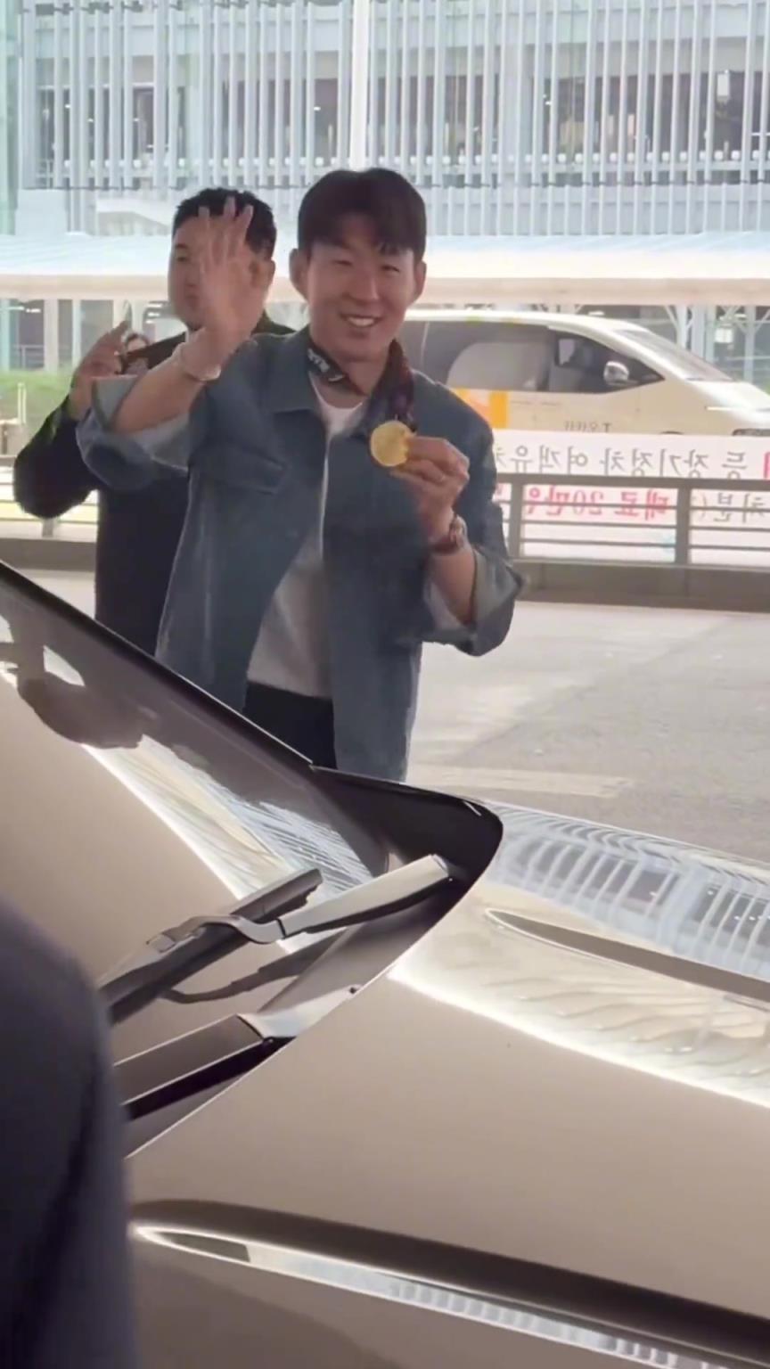 衣錦還鄉(xiāng)！孫興慜返回韓國(guó)，眾多女球迷讓其把歐聯(lián)獎(jiǎng)牌戴上
