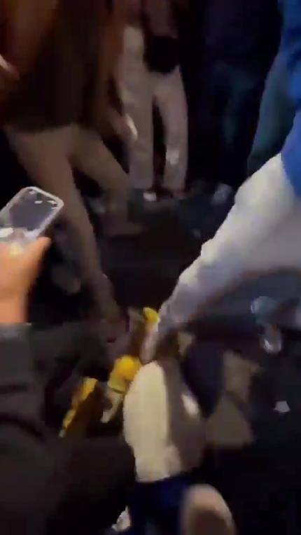 驚！尼克斯大勝步行者后，哈利伯頓遭主場(chǎng)球迷群毆