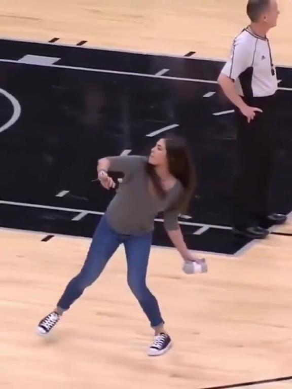 不愧是美國女籃主力，普拉姆的力量太嚇人了