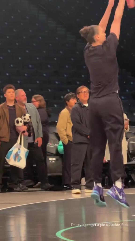 71歲成龍現(xiàn)身巴克萊中心看女籃比賽：她們投籃怎么那么準?。?！