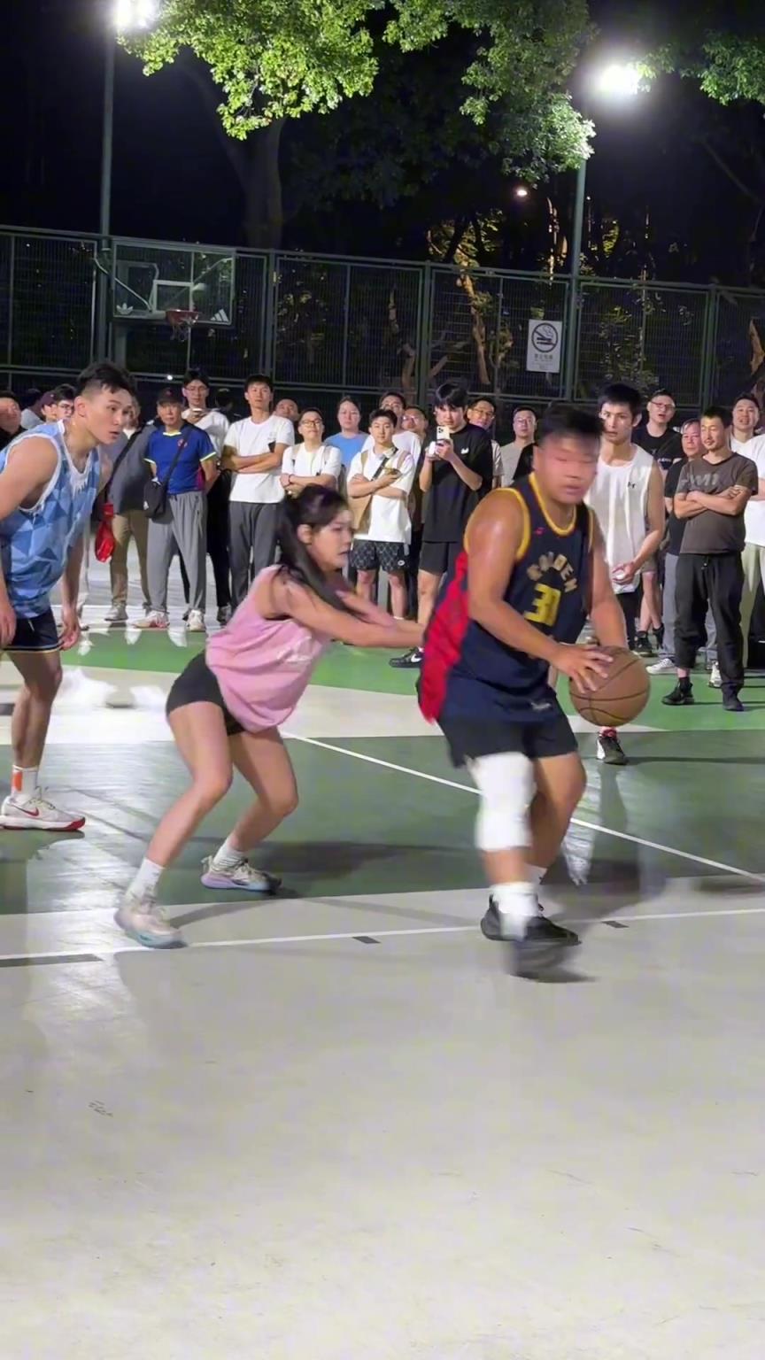 這哥們看見防自己的是女生，一個(gè)勁背打，球也不傳了